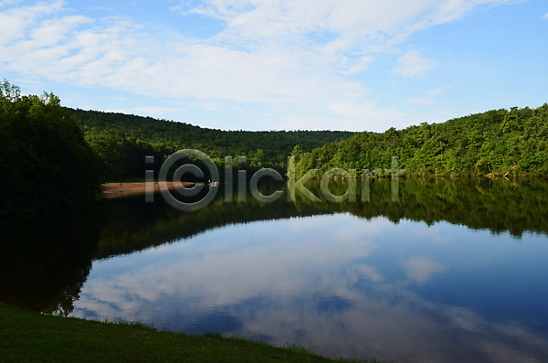 사람없음 JPG 포토 해외이미지 물 반사 산 숲 여름(계절) 자연 초록색 풍경(경치) 하늘 해외202004 호수