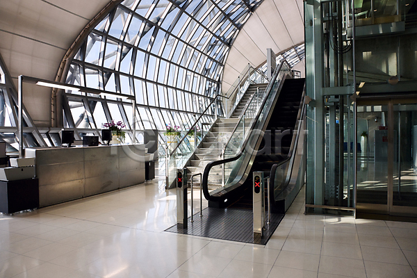 사람없음 JPG 포토 해외이미지 건물 건축양식 계단 공항 교통시설 금속 내부 단계 도시 디자인 리프트 모션 바닥 반사 방콕 복도 비즈니스 빛 실내 에스컬레이터 여행 유리 일반 철강 컨셉 태국 통로 해외202004