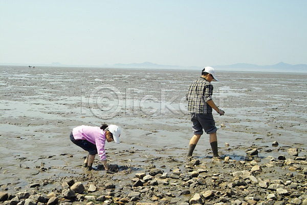 남자 두명 사람 어린이 어린이만 여자 JPG 포토 가족 갯벌 바다 야외 자연 전신 주간 풍경(경치) 해변