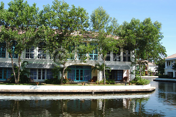사람없음 JPG 포토 건물 건축 건축물 나무 백그라운드 식물 야외 인공호수 자연 주간 주택 풍경(경치) 하늘 호수 호텔 휴양지