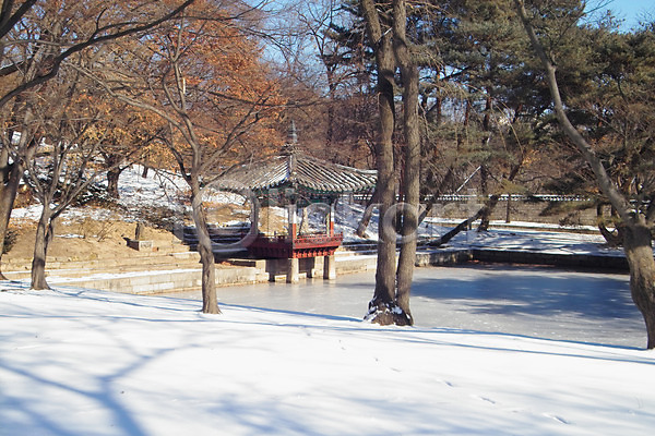 사람없음 JPG 포토 겨울 계절 고건축 나무 눈(날씨) 백그라운드 빙판 사계절 산 식물 야외 자연 자연현상 정자(건축물) 주간 풍경(경치) 한국