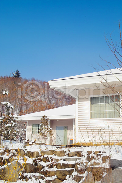 사람없음 JPG 포토 건물 건축 겨울 눈(날씨) 돌계단 시설물 야외 양옥 전원주택 주간 주택 하늘 현대건축