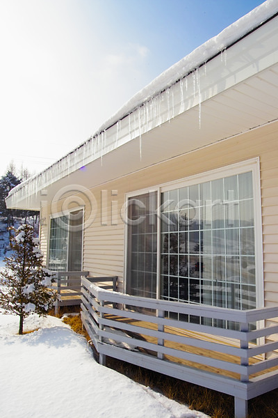 사람없음 JPG 포토 건물 건축 건축부분 겨울 고드름 눈(날씨) 시설물 야외 양옥 전원주택 주간 주택 하늘 현대건축