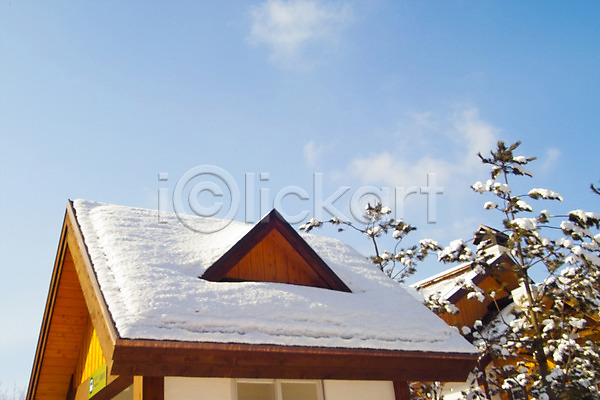 사람없음 JPG 포토 건물 건축 건축물 겨울 계절 나무 눈(날씨) 사계절 설경 시설물 식물 야외 양옥 자연 전원주택 주간 주택 지붕