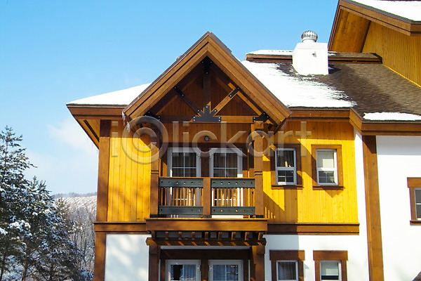 사람없음 JPG 포토 건물 건축 겨울 나무 눈(날씨) 시설물 식물 야외 양옥 전원주택 주간 주택 지붕