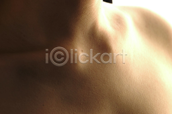 사람 신체부위 한명 JPG 근접촬영 포토 가슴 목 스튜디오촬영 신체 실내 어깨 어둠