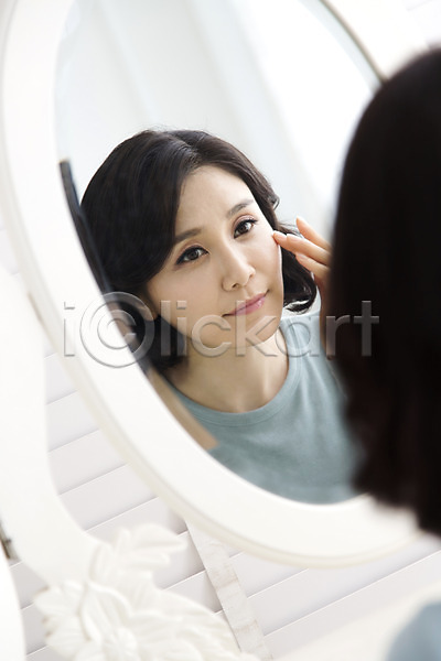 40대 사람 여자 중년여자한명만 한국인 한명 JPG 아웃포커스 앞모습 포토 거울 라이프 라이프스타일 뷰티 상반신 스튜디오촬영 실내 응시 중년라이프 피부관리 화장 화장대