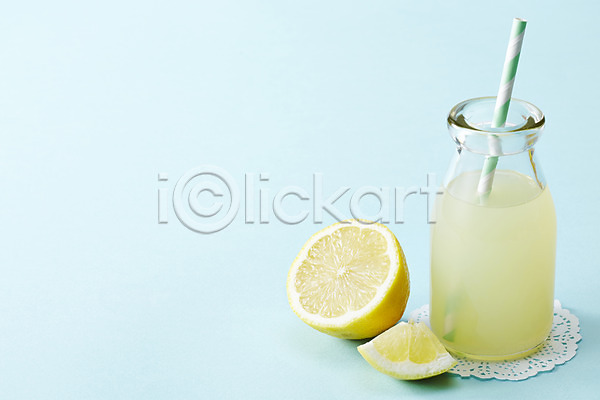사람없음 JPG 포토 과일 과일주스 레모네이드 레몬 병(담는) 빨대 생과일 스튜디오촬영 실내 유리병 음료 음식 주스 컵