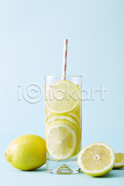 사람없음 JPG 포토 과일 과일주스 레모네이드 레몬 빨대 생과일 스튜디오촬영 슬라이스 실내 음료 음식 잔 주스 컵
