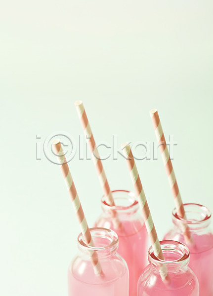 사람없음 JPG 아웃포커스 포토 병(담는) 분홍색 빨대 스튜디오촬영 실내 유리병 음료 컬러