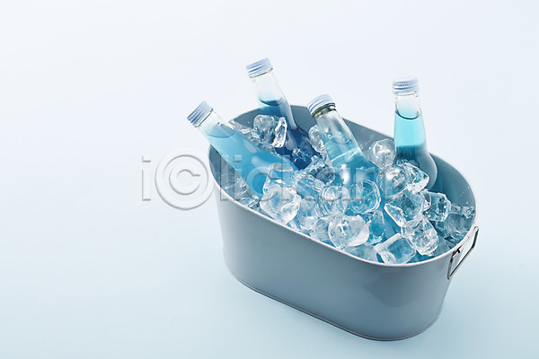 사람없음 JPG 포토 바구니 병(담는) 스튜디오촬영 실내 얼음 유리병 음료 음식 컬러 통 파란색