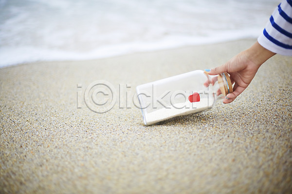사람 신체부위 한명 JPG 아웃포커스 포토 계절 닫기 닫힘 담기 들기 뚜껑 마개 모래 모래사장 바다 백그라운드 병(담는) 손 야외 여름(계절) 여름풍경 유리병 주간 코르크 풍경(경치) 하트 한손 해변