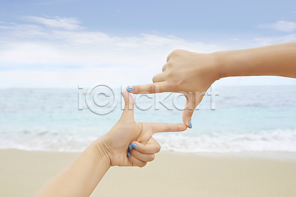 사람 신체부위 한명 JPG 포토 계절 구름(자연) 맑음 모래 모래사장 모션 바다 사각형 손 손짓 야외 양손 여름(계절) 여름풍경 주간 풍경(경치) 프레임 하늘 해변