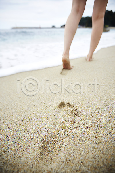 사람 신체부위 한명 JPG 아웃포커스 포토 계절 다리(신체부위) 모래 모래사장 바다 발 발모양 발자국 섬 야외 어싱 여름(계절) 여름풍경 주간 풍경(경치) 하반신 해변