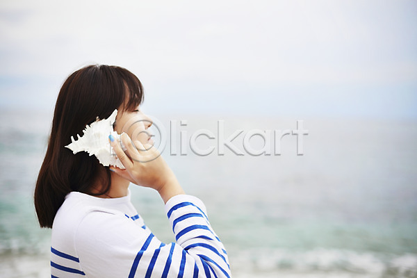 사람 성인 여자 여자한명만 한명 JPG 아웃포커스 옆모습 포토 계절 들기 바다 상반신 소라 소리 야외 여름(계절) 여름풍경 주간 풍경(경치) 해변