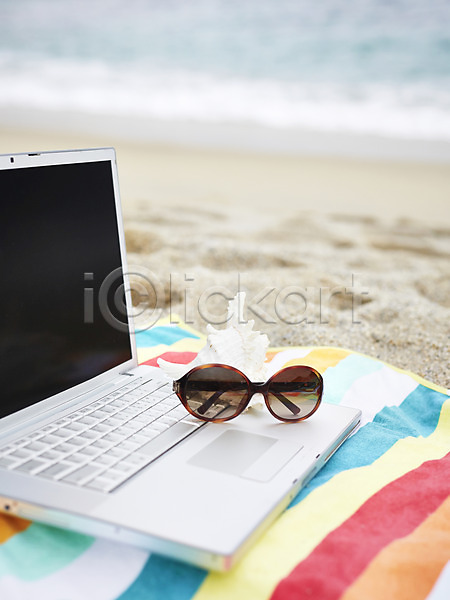 사람없음 JPG 아웃포커스 포토 계절 노트북 돗자리 모래 모래사장 바다 선글라스 소라 수건 야외 여름(계절) 여름풍경 주간 컴퓨터 풍경(경치) 해변