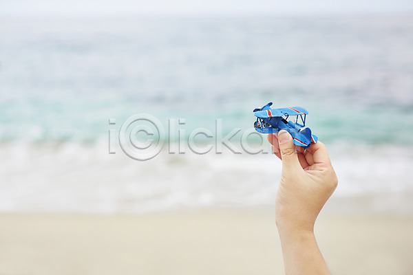 사람 신체부위 한명 JPG 아웃포커스 포토 계절 들기 모래 모래사장 모형 바다 비행기 손 야외 여름(계절) 여름풍경 장난감 주간 풍경(경치) 한손 해변