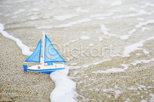 사람없음 JPG 포토 계절 돛단배 모래 모래사장 모형 바다 배(교통) 야외 여름(계절) 여름풍경 오브젝트 장난감 주간 파도 풍경(경치) 해변