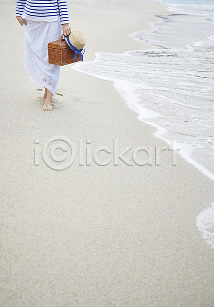 산책 사람 성인 신체부위 여자 여자한명만 한명 JPG 포토 가방 걷기 계절 다리(신체부위) 들기 모래 모래사장 모자(잡화) 바구니 바다 야외 여름(계절) 여름풍경 주간 풍경(경치) 하반신 해변