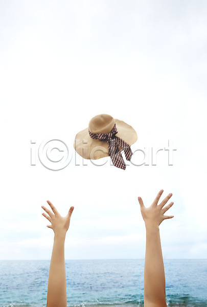 사람 신체부위 한명 JPG 포토 계절 던지기 맑음 모자(잡화) 바다 손 손짓 야외 양손 여름(계절) 여름풍경 주간 풍경(경치) 하늘 해변