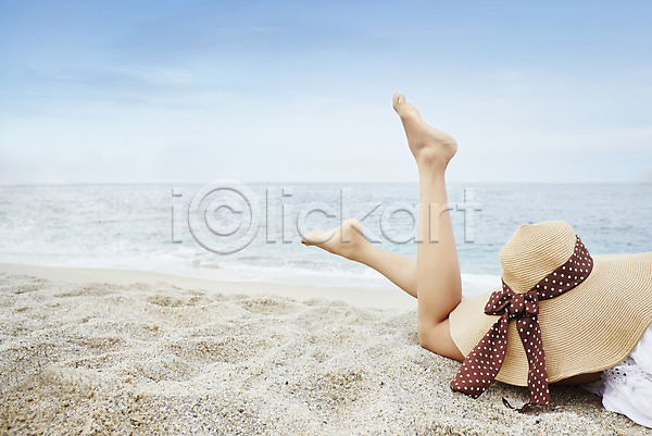 사람 성인 신체부위 여자 여자한명만 한명 JPG 포토 각선미 계절 눕기 다리(신체부위) 맑음 모래 모래사장 모자(잡화) 바다 야외 엎드리기 여름(계절) 여름풍경 종아리 주간 풍경(경치) 하늘 하반신 해변