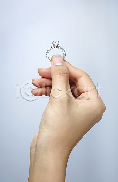 사람 신체부위 한명 JPG 포토 다이아몬드 다이아몬드반지 들기 반지 백그라운드 보석 손 스튜디오촬영 실내 장신구 한손