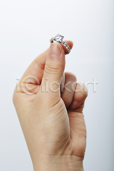사람 신체부위 한명 JPG 포토 광석 다이아몬드 다이아몬드반지 들기 반지 백그라운드 보석 손 스튜디오촬영 실내 장신구 한손