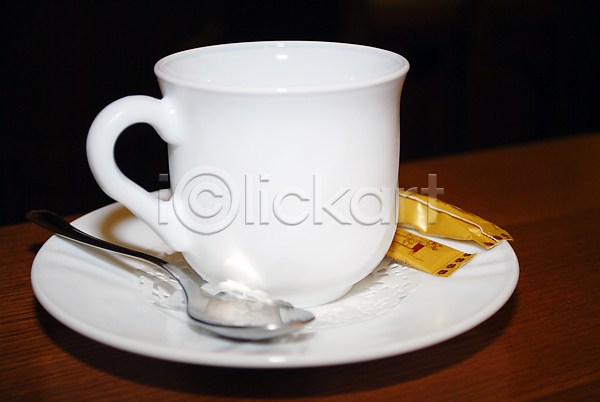 사람없음 JPG 포토 해외이미지 가로 숟가락 식기 음료 주방 중국 차(음료) 커피 컵 컵받침 탁자 티스푼 해외202004 흰색