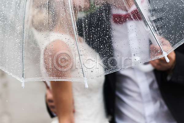 기쁨 행복 남자 두명 성인 성인만 여자 JPG 포토 해외이미지 결혼 들기 비(날씨) 상반신 신혼부부 안기 우산 웨딩드레스 정장 허리손