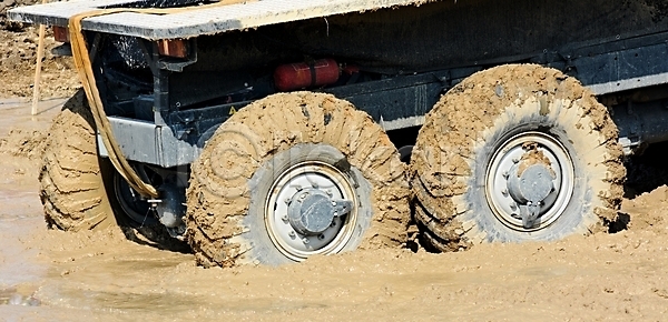 사람없음 JPG 포토 해외이미지 교통시설 도로 먼지 물 바퀴 비포장도로 야외 오프로드 자동차 지역 진흙 짐차 집회 타이어 해외202004 해외포토