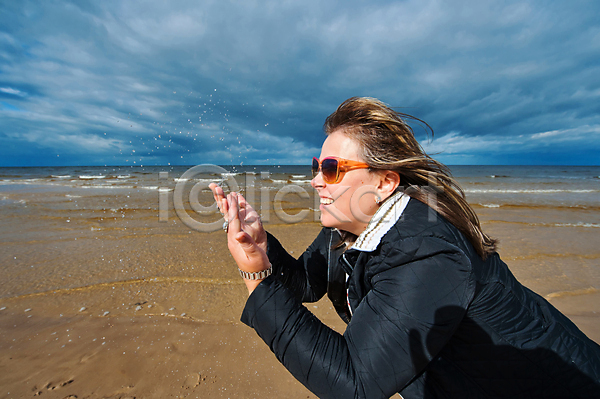 기쁨 신선 자유 침묵 행복 휴식 백인 성인 여자 한명 JPG 포토 해외이미지 가로 가을(계절) 건강 관리 구름(자연) 라이프스타일 모래 모래언덕 물 미소(표정) 바다 바람 선글라스 수평선 스웨터 안경 야외 에너지 자연 장면 파도 파란색 포즈 하늘 해외202004 휴가