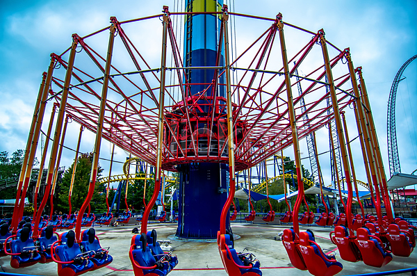 행복 휴식 사람없음 JPG 포토 해외이미지 곡선 구름(자연) 놀이공원 놀이기구 맑음 빨간색 야외 주간 주말 하늘 해외202004 회전의자