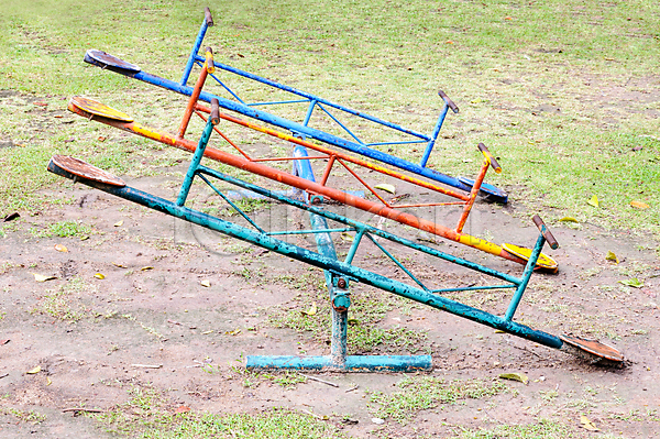 사람없음 어린이 JPG 포토 해외이미지 견과류 금속 노란색 놀이 놀이터 땅바닥 밭 빨간색 야외 옛날 의자 장비 철강 초록색 파란색 판넬 해외202004
