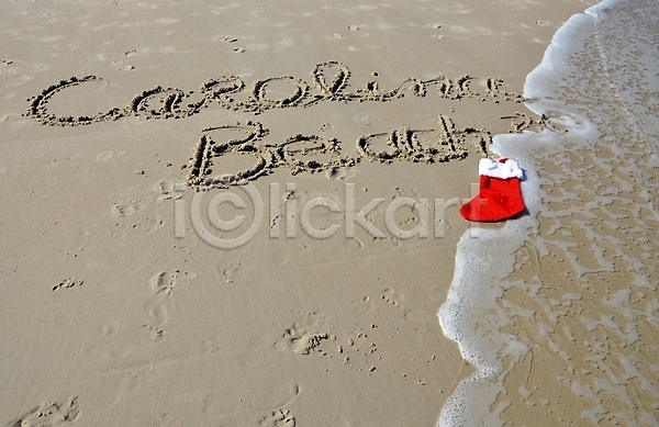 사람없음 JPG 포토 해외이미지 모래 물 바다 빨간색 산타클로스 여행 크리스마스 파도 해외202004 휴가
