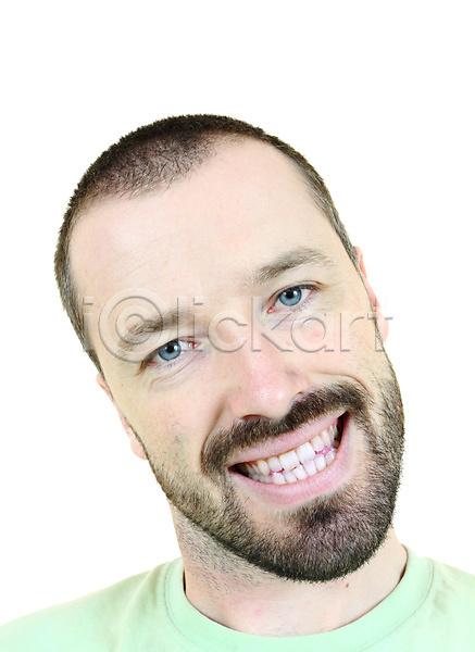청춘(젊음) 행복 30대 남자 백인 사람 성인 한명 JPG 포토 해외이미지 감정 고립 머리 미소(표정) 수염 어둠 얼굴 일상 콧수염 표현 해외202004 흰색