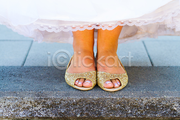 사랑 행복 백인 사람 여자 한명 JPG 포토 해외이미지 결혼 결혼식 금발 드레스 발 신발 야외 양조장 웨딩드레스 포도밭 해외202004 흰색