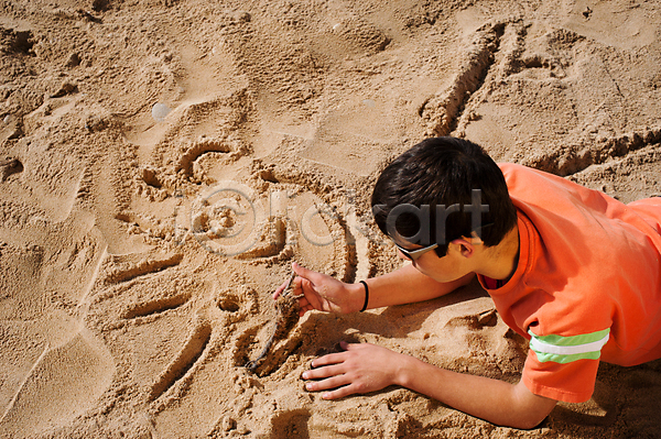 시원함 휴식 10대 남자 소년 한명 JPG 포토 해외이미지 가로 거짓말 그리기 그림 만화 모래 미술 숫자 스케치 예술가 오리지널 창조 캐리커처 캐릭터 코믹 해외202004 햇빛