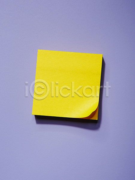 사람없음 JPG 근접촬영 포토 노란색 메모지 백그라운드 보라색 사무용품 스튜디오촬영 실내 오브젝트 종이 컬러 포스트잇