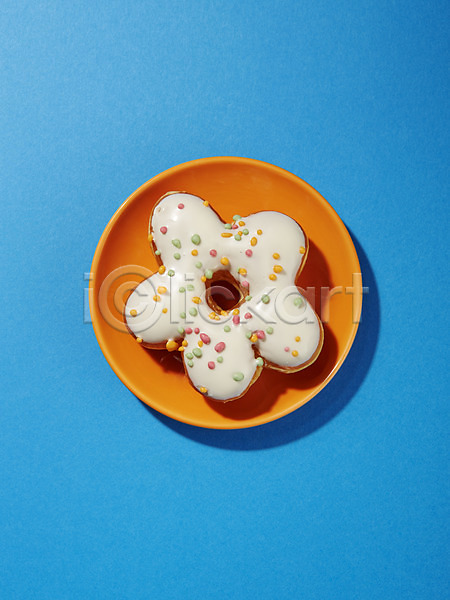 사람없음 JPG 근접촬영 포토 그릇 도넛 디저트 백그라운드 빵 스튜디오촬영 식기 실내 음식 접시 주황색 컬러 파란색