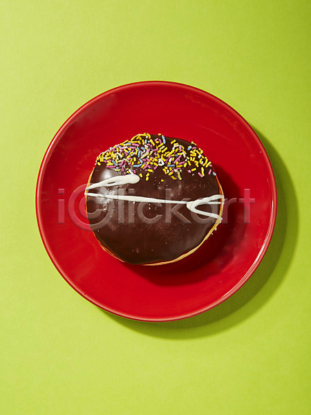 사람없음 JPG 근접촬영 포토 그릇 도넛 디저트 백그라운드 빨간색 빵 스튜디오촬영 실내 연두색 음식 접시 컬러