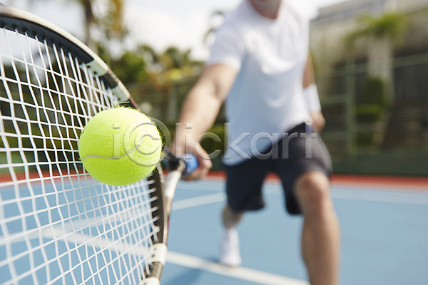 남자 남자만 남자한명만 사람 한명 2013년태국 JPG 근접촬영 아웃포커스 포토 해외기획촬영 공 들기 라켓 라켓(테니스) 레저 스포츠 야외 운동 주간 테니스 테니스공 포즈