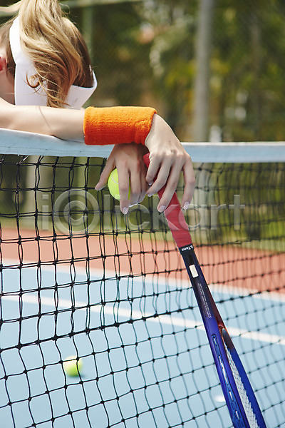 휴식 사람 신체부위 여자 한명 2013년태국 JPG 아웃포커스 포토 해외기획촬영 공 들기 라켓 라켓(테니스) 레저 상반신 손 스포츠 야외 운동 주간 테니스 테니스공