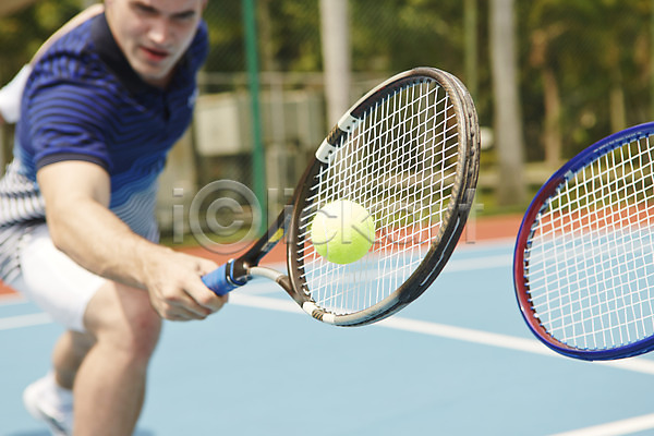 남자 남자만 남자한명만 사람 한명 2013년태국 JPG 아웃포커스 포토 해외기획촬영 공 들기 라켓 라켓(테니스) 레저 스포츠 야외 운동 주간 테니스 테니스공 포즈