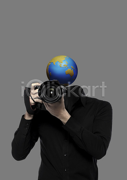 남자 남자만 남자한명만 사람 한명 PSD 편집이미지 교육 글로벌 글로벌교육 들기 사진사 사진촬영 상반신 지구 지구본 직업 카메라