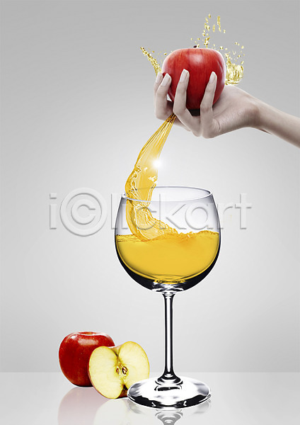 신체부위 PSD 편집이미지 과일 과일주스 단면 들기 물방울 사과(과일) 사과주스 손 와인잔 음료 음식 주스 컵 튀는물