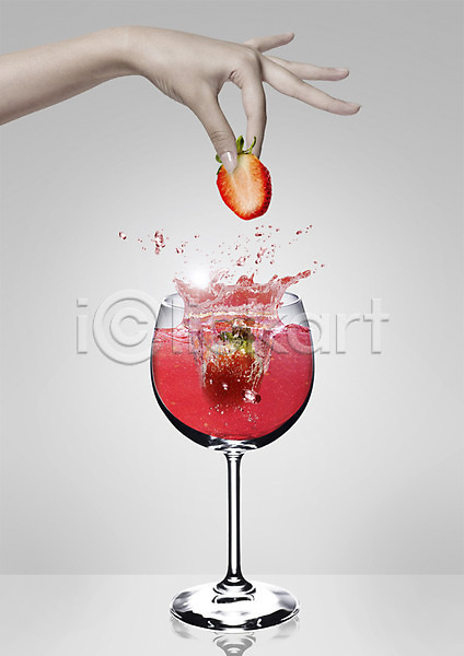신체부위 PSD 편집이미지 과일 과일주스 단면 들기 딸기 딸기주스 물방울 손 와인잔 음료 음식 주스 컵 튀는물