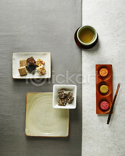 사람없음 JPG 포토 강정 과자 다과 다식 백그라운드 스튜디오촬영 음식 전통음식 접시 차(음료) 찻잔 추석 한국전통