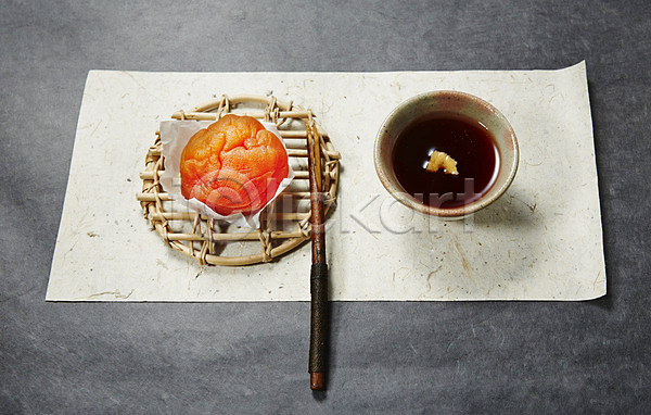 건조 사람없음 JPG 포토 곶감 과일 백그라운드 수정과 스튜디오촬영 음식 전통음식 접시 차(음료) 찻잔 추석 포크 한국전통 한지