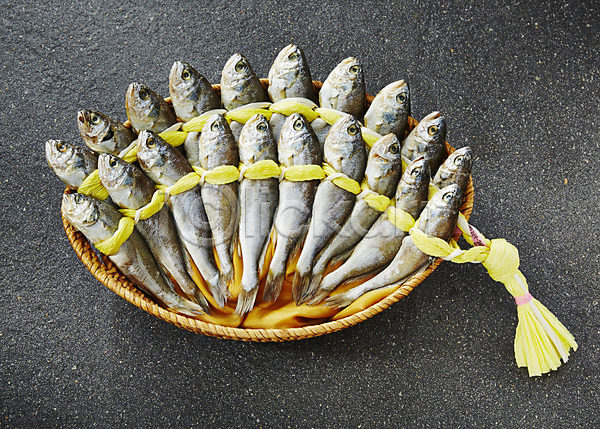 사람없음 JPG 포토 굴비 두름 바구니 백그라운드 선물세트 스튜디오촬영 어류 음식 조기(생선) 추석 추석선물 한국전통