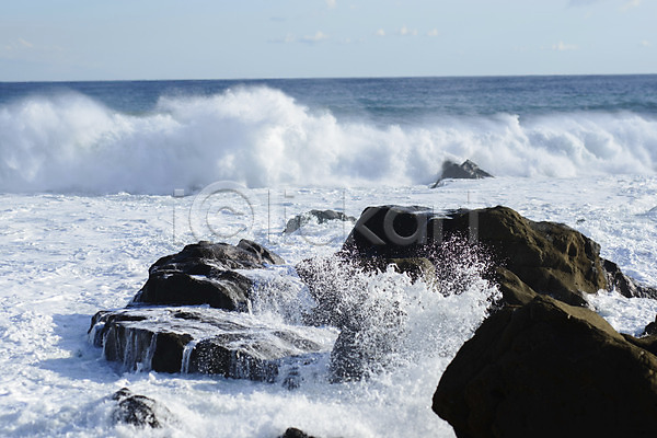 사람없음 JPG 포토 구름(자연) 돌(바위) 물보라 바다 바위(돌) 야외 자연 주간 파도 풍경(경치) 하늘 해변